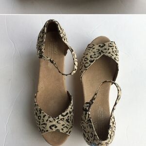 Toms Animal Leopard Print Cork Wedge Heel Sandal Women's 6 W Peep Toe Tan EUC